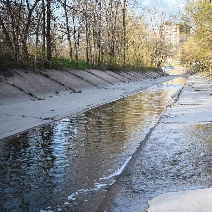  Betonowe koryto Black Creek w Toronto. Zdjęcie ilustracyjne. Fot. JasonParis, CC BY 2.0.